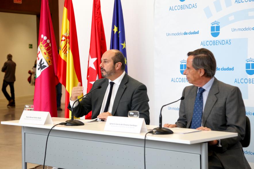 Encuentro de Responsables de Mancomunidades de Municipios FEMP - Imagen de la mesa presidencial, entre los que se encuentra el alcalde García de Vinuesa.
