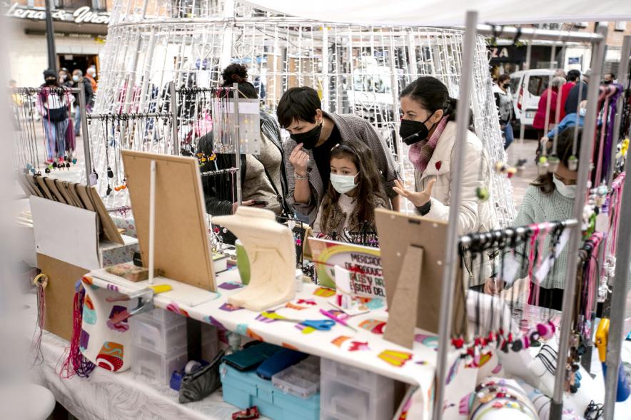 Stand de artesanía. Mercado de Artesanía en la Plaza del Pueblo -2020