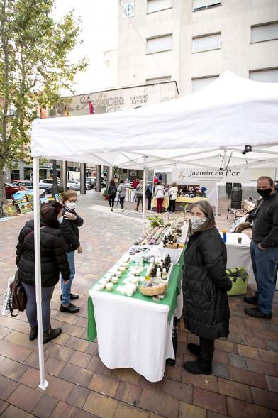 Vista general del Mercado de Artesanía en la Plaza del Pueblo - 2020