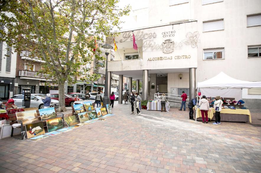 Vista general del Mercado de Artesanía en la Plaza del Pueblo -2020