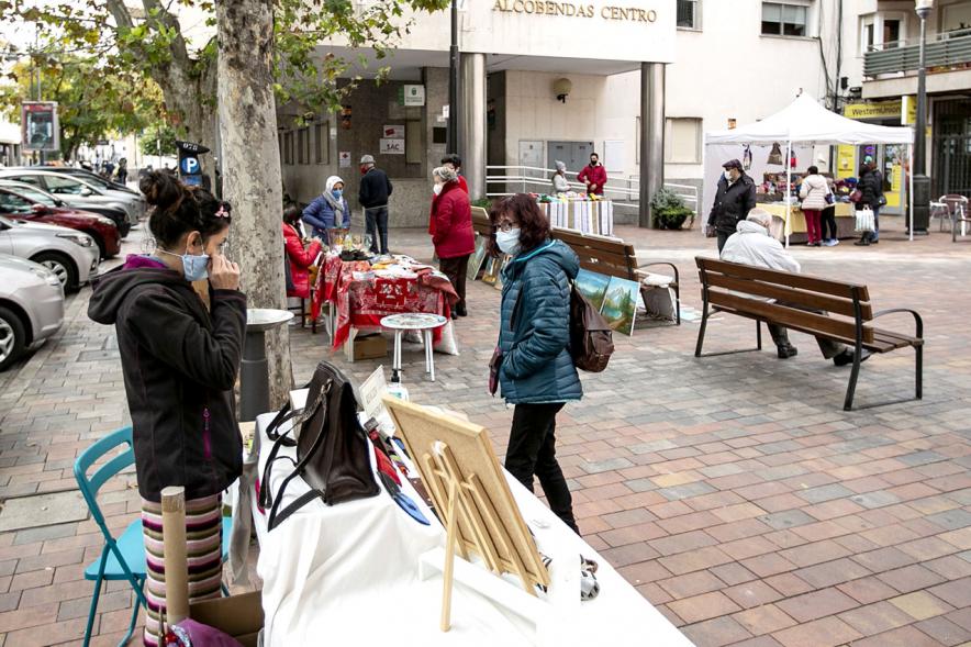 Visitantes en el Mercado de Artesanía en la Plaza del Pueblo - 2020