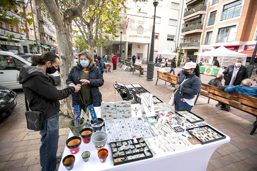 Stand de artesanía. Mercado de Artesanía en la Plaza del Pueblo -2020