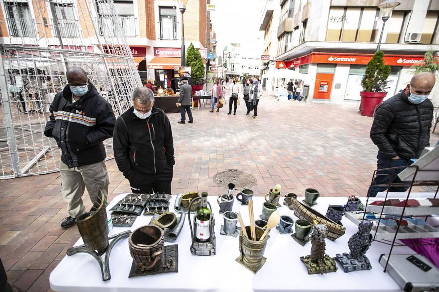 Stand de artesanía. Mercado de Artesanía en la Plaza del Pueblo -2020