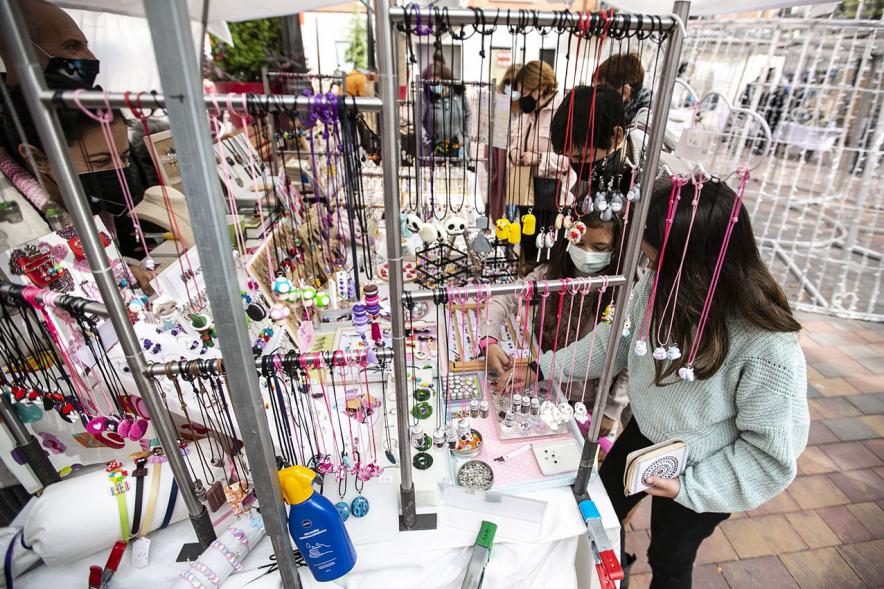 Visitantes en el Mercado de Artesanía en la Plaza del Pueblo 2020