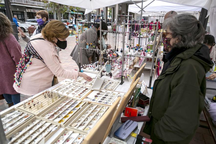 Stand de artesanía. Mercado de Artesanía en la Plaza del Pueblo -2020