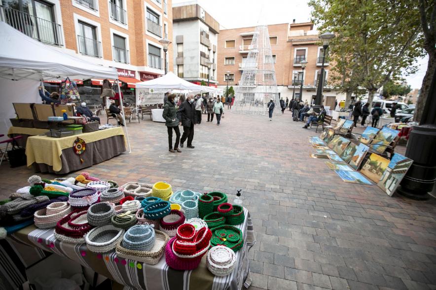 Vista general Mercado de Artesanía en la Plaza del Pueblo -2020