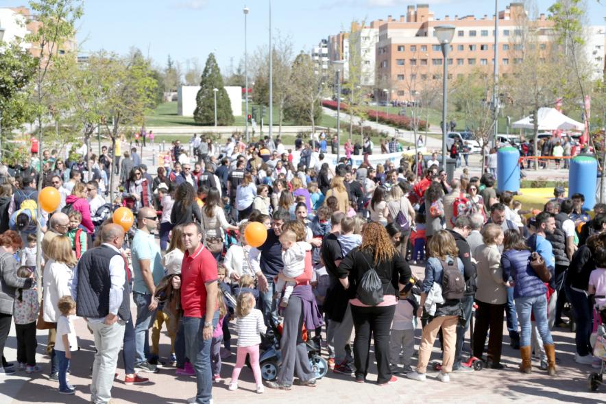 Asistentes al evento llenando la calle