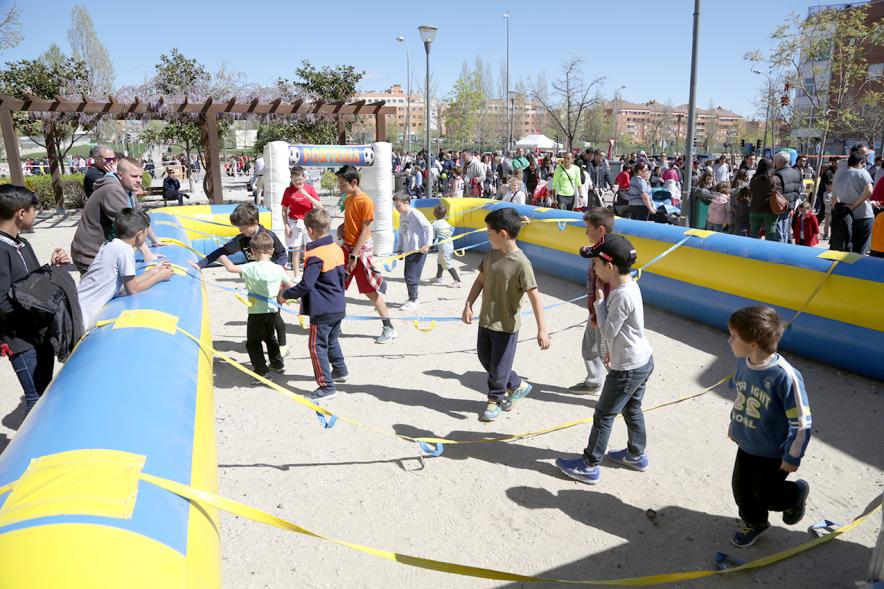 Niños jugando al futbolín humano