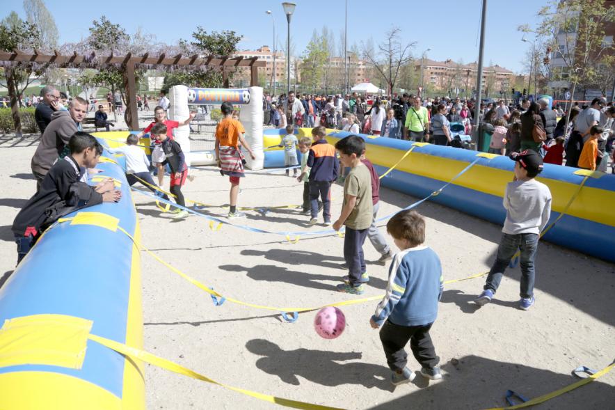 Preparando el futbolín humano