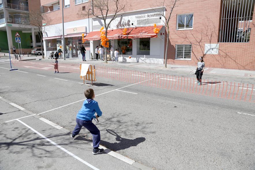 Niños jugando al tenis