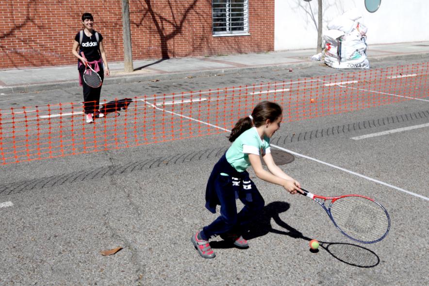 Jóvenes jugando al tenis