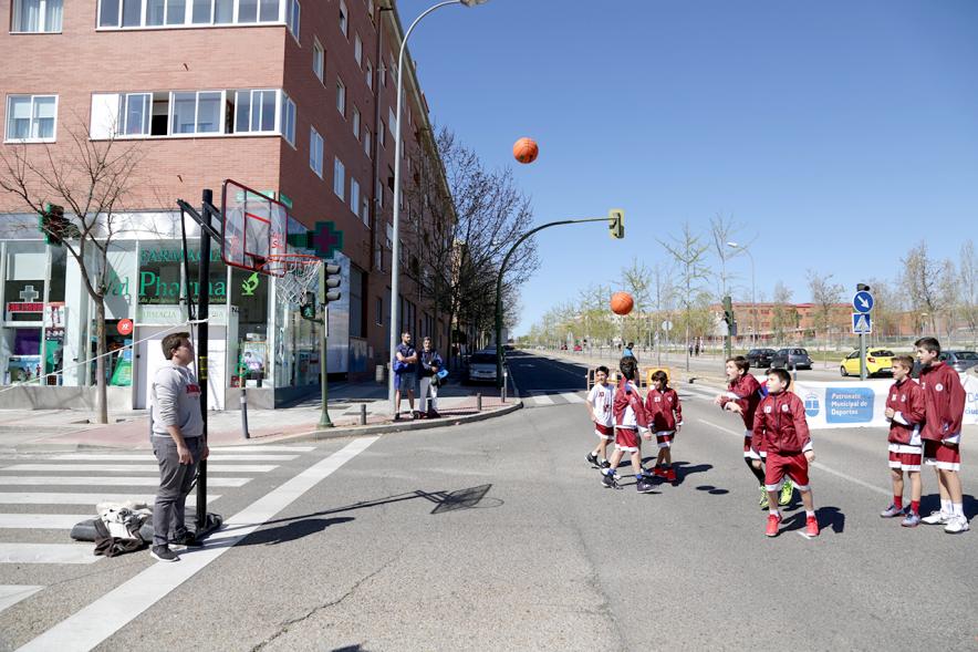 Niños jugando al baloncesto