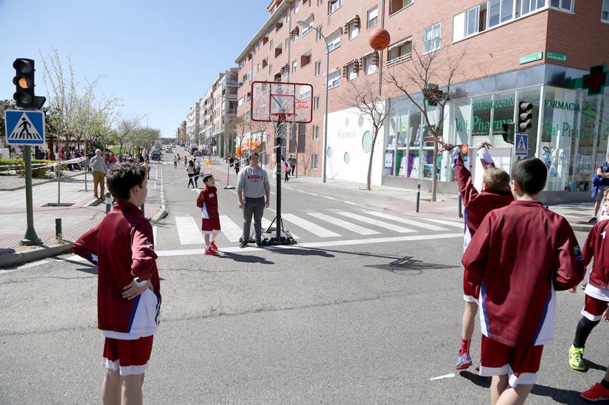 Niños jugando al baloncesto