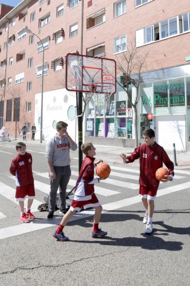 Jóvenes jugando al baloncesto