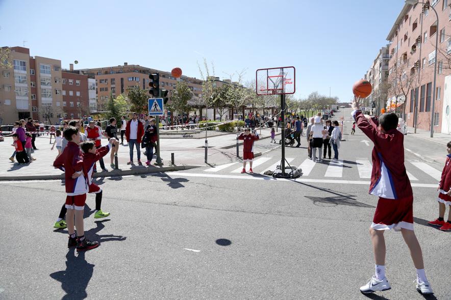 Jóvenes jugando al baloncesto