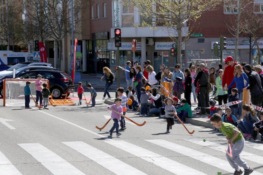 Niños jugando al hockey