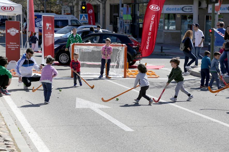 Niños jugando al hockey