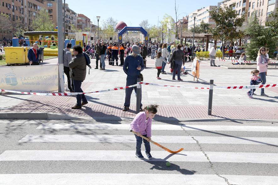 Niña jugando al hockey