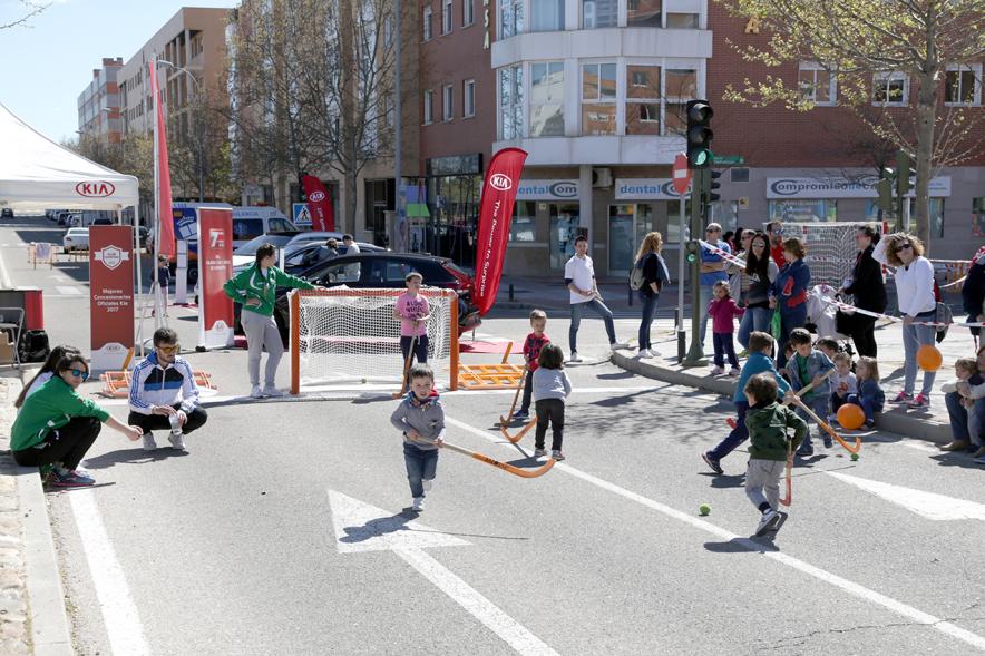 Niños jugando al hockey