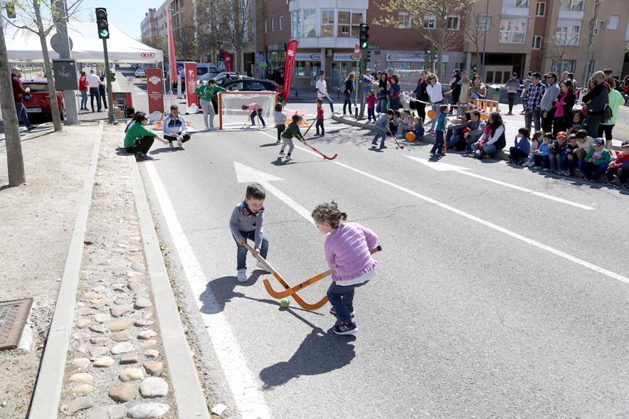 Niños jugando hockey