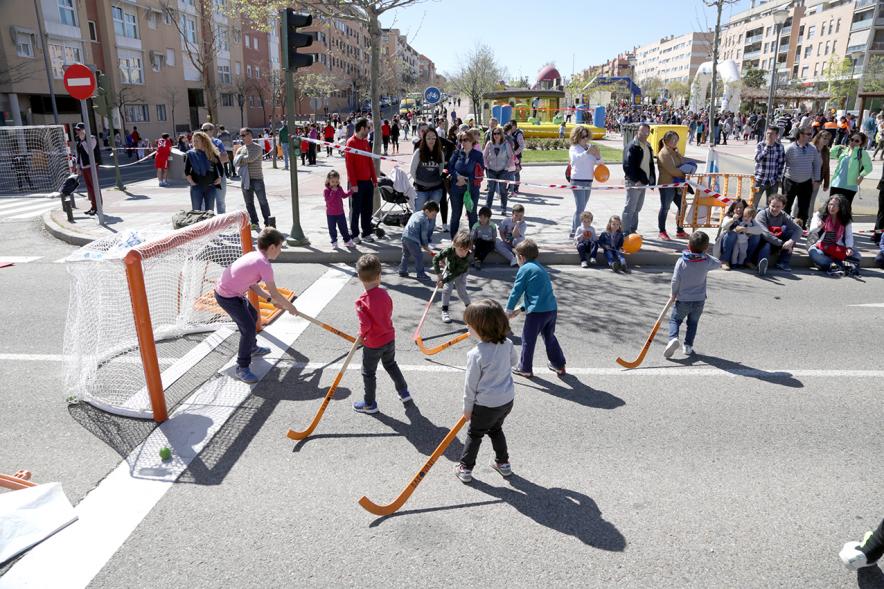 Niños jugando hockey