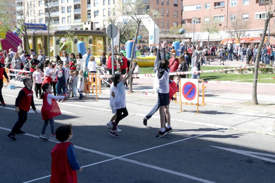 Niños jugando voleibol
