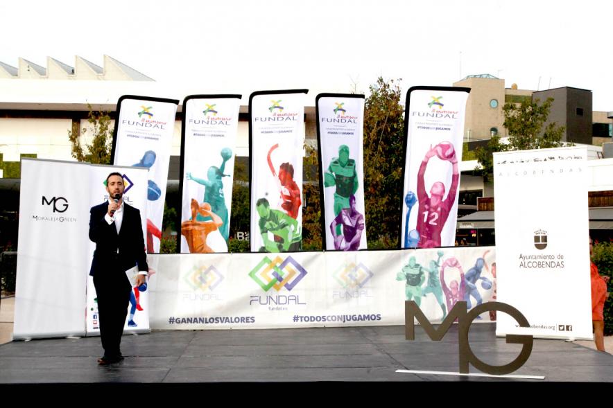Presentación Equipos FUNDAL Temporada 2019-20 - Primer plano del presentador y del escenario de la presentación en el Moraleja Green.