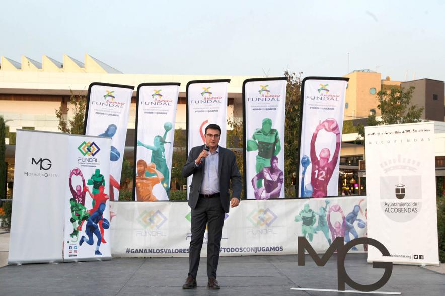 Presentación Equipos FUNDAL Temporada 2019-20 - Imagen del vice alcalde Arranz  hablando desde el escenario.