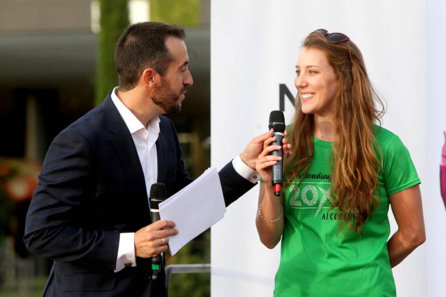 Presentación Equipos FUNDAL Temporada 2019-20 - Imagen de la entrevista del periodista a una deportista.