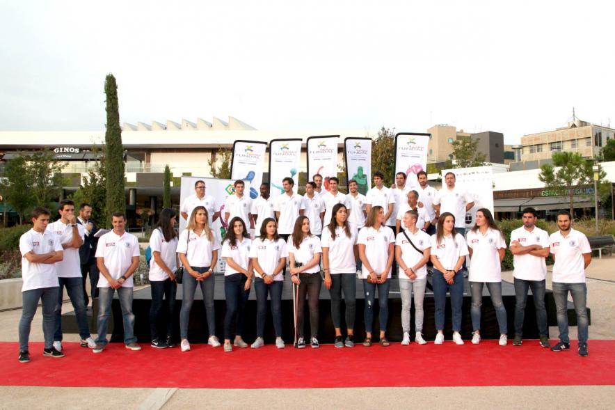 Presentación Equipos FUNDAL Temporada 2019-20 - Posado grupal de jugadoras y equipo técnico del equipo de voley.