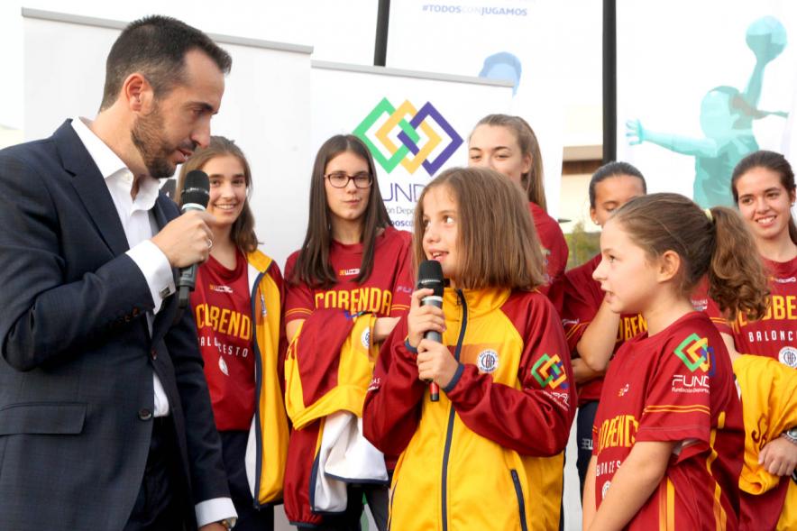 Presentación Equipos FUNDAL Temporada 2019-20 - Posado grupal de todos los deportistas y autoridades de la presentación.