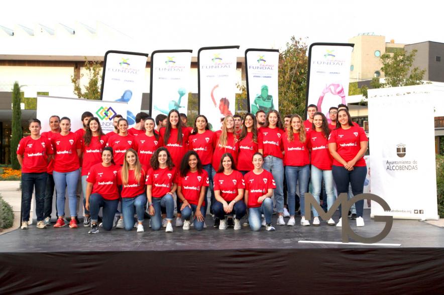 Presentación Equipos FUNDAL Temporada 2019-20 - Posado grupal de jugadoras y equipo técnico del equipo de baloncesto.