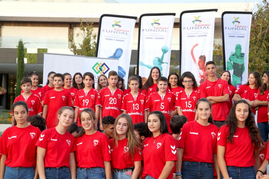 Presentación Equipos FUNDAL Temporada 2019-20 - Posado grupal de jugadoras y equipo técnico del equipo de balonmano.