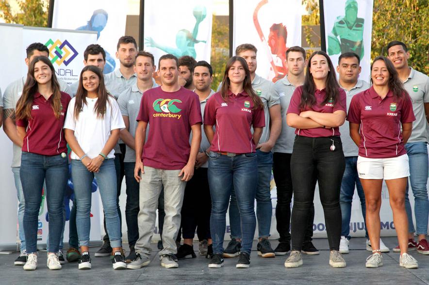 Presentación Equipos FUNDAL Temporada 2019-20 - Posado grupal de jugadoras y equipo técnico del equipo de rugby.