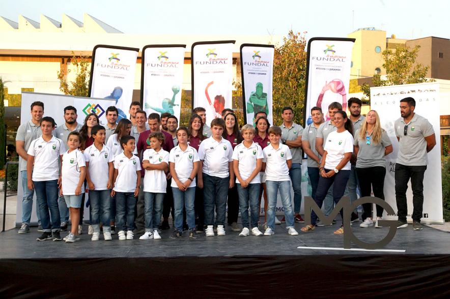 Presentación Equipos FUNDAL Temporada 2019-20 - Posado grupal de todos los jugadores y el equipo técnico del equipo de rugby.
