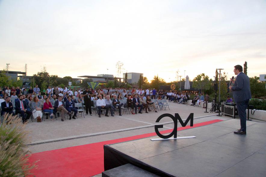 Presentación Equipos FUNDAL Temporada 2019-20 - Imagen general del vice alcalde Arranz, en el escenario, y los deportistas participantes.