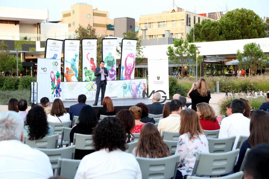 Presentación Equipos FUNDAL Temporada 2019-20 - Imagen abierta de los asistentes a la presentación y de Miguel Ángel Arranz, el vice alcalde.