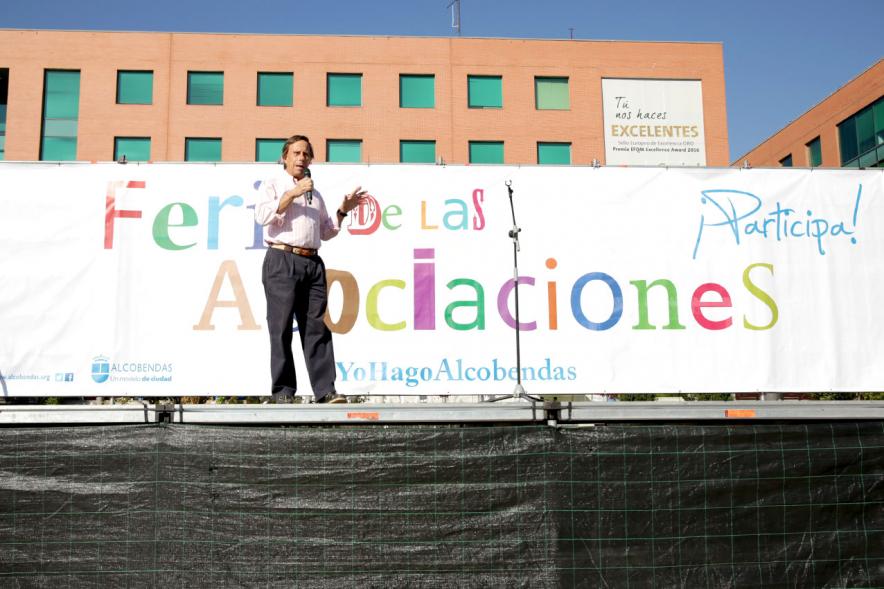 Feria de las Asociaciones 2018 - Imagen del alcalde García de Vinuesa desde el escenario.