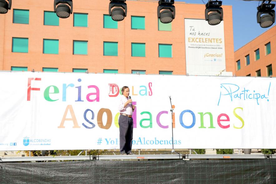 Feria de las Asociaciones 2018 - Imagen central del cartel de la feria y una de las presentadoras.