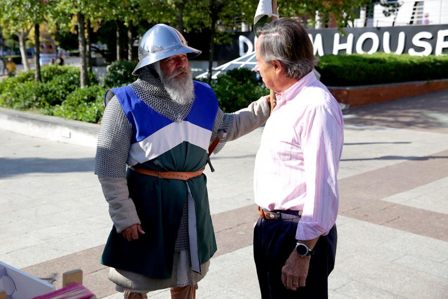 Feria de las Asociaciones 2018 - Primer plano del alcalde García de Vinuesa con un  participante con disfraz medieval.