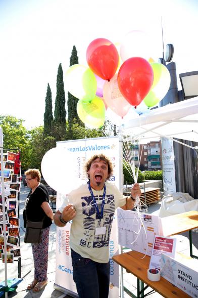 Feria de las Asociaciones 2018 - Imagen divertida de un asociado con un manojo de globos.