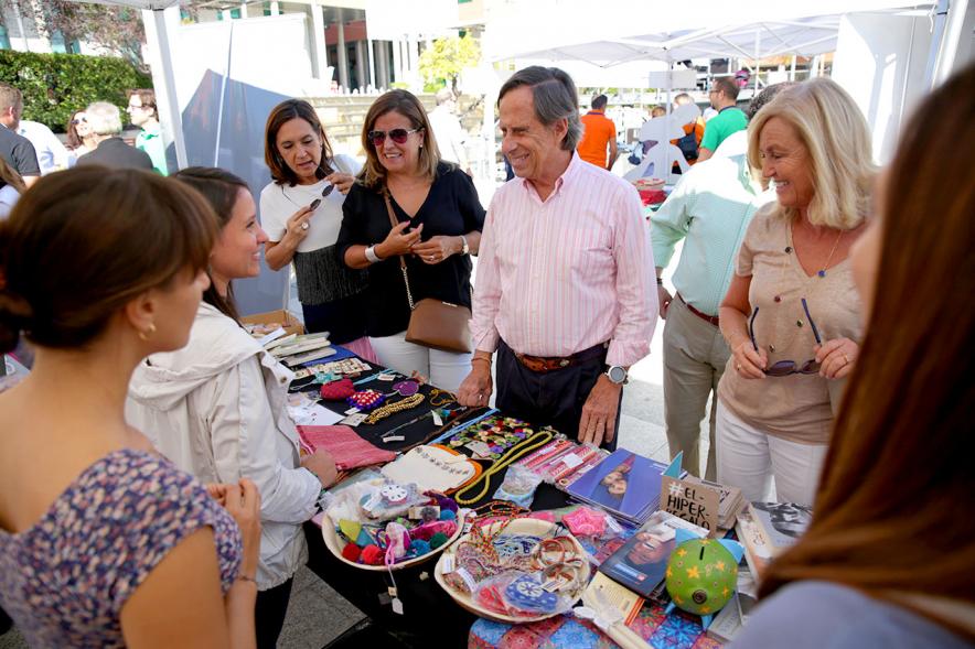 Feria de las Asociaciones 2018 - Primer plano del alcalde García de Vinuesa hablando con unos asociados. 