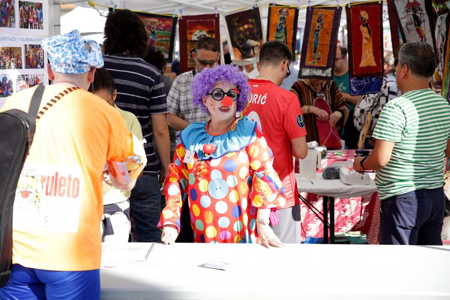 Feria de las Asociaciones 2018 - Imagen de una colaboradora disfrazada de payaso.