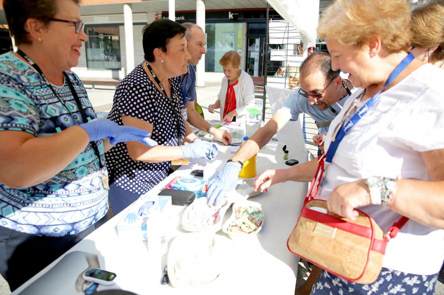Feria de las Asociaciones 2018 - Imagen de los asociados interactuando con el público.