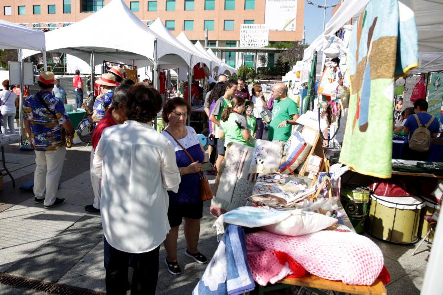 Feria de las Asociaciones 2018 - Primer plano de una carpa con ropa y su  público.  