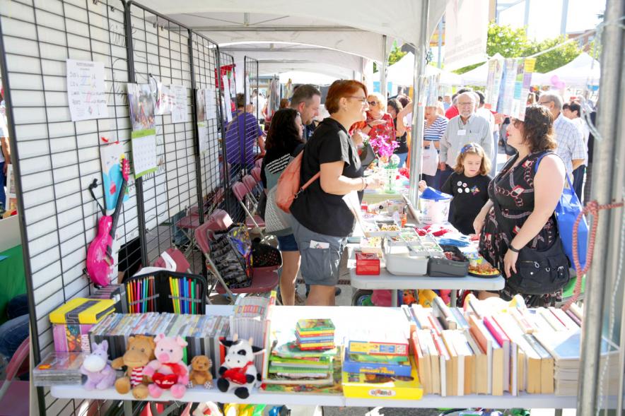 Feria de las Asociaciones 2018 - Imagen del público  comprando productos de la feria.