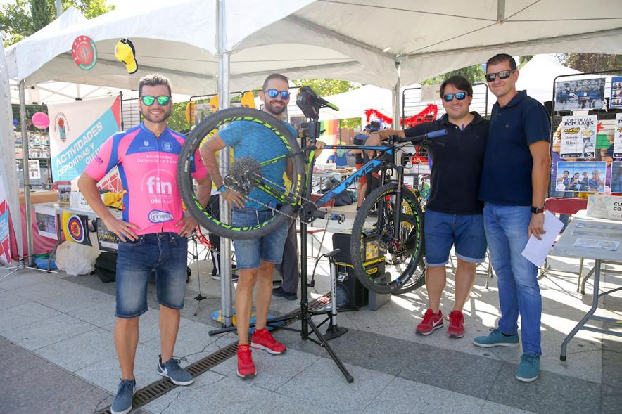 Feria de las Asociaciones 2018 - Posado sonriente de los asociados  a un grupo deportivo.