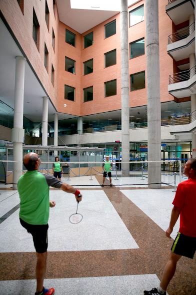 Feria de las Asociaciones 2018 - Partido de tenis en el hall del ayuntamiento.