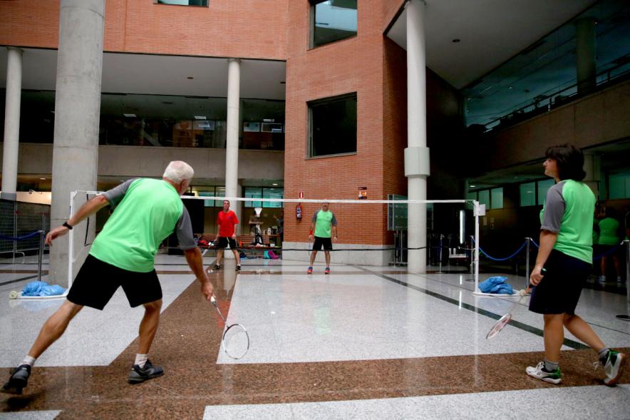 Feria de las Asociaciones 2018 - Imagen del partido de tenis en el hall del ayuntamiento.
