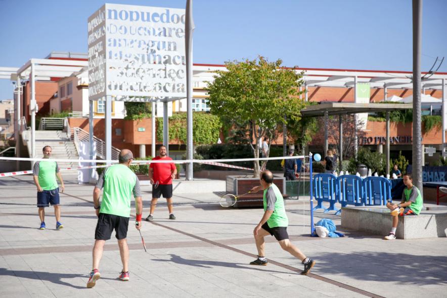 Feria de las Asociaciones 2018 -Imagen del partido de tenis en  el exterior del ayuntamiento.